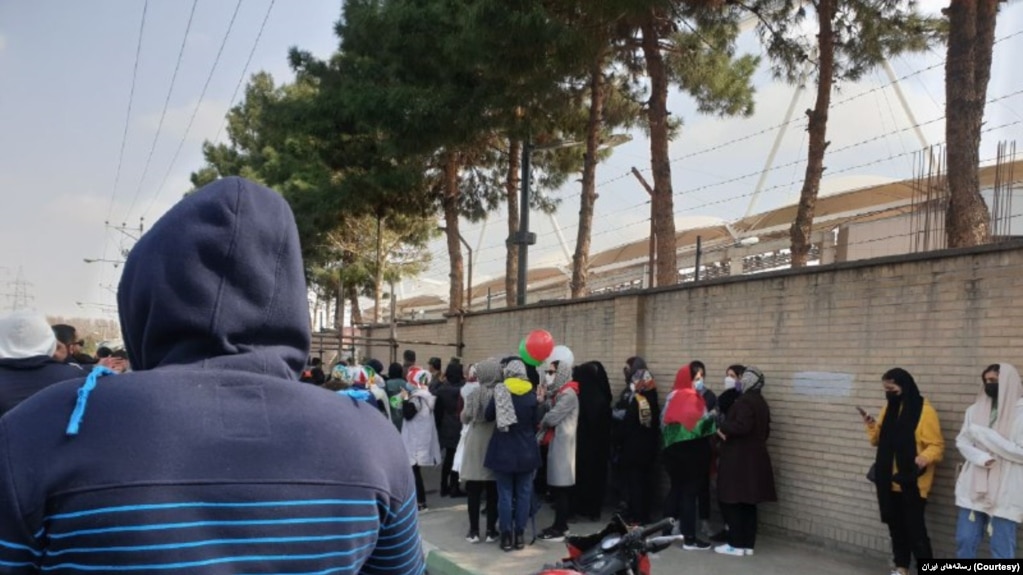 جلوگیری از ورود زنان به استادیوم در مشهد (آرشیو)