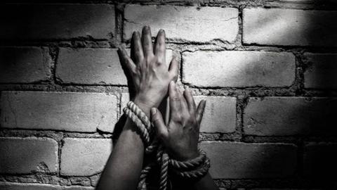 یکی از دلایل وخیم بودن وضعیت ایران از نظر قاچاق انسان و سو استفاده جنسی قوانین تبعیض‌آمیز و دخالت‌های مقام‌های فاسد است