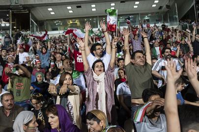 وزارت ورزش، با اطمینان از این‌که فیفا فعلا برای زنان ایرانی هزینه‌ای نخواهد داد، تا پایان سال جاری میلادی، همچنان درهای ورزشگاه‌ها را به روی زنان بسته نگه خواهد داشت.