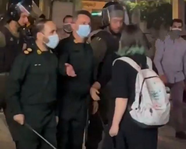 اعتراض یک زن در مرگ مهسا امینی