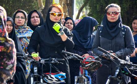روزنامه «هم میهن» در گزارشی، از «حذف شدن مسیرهای دوچرخه‌سواری» در شهر اصفهان خبر داده است.