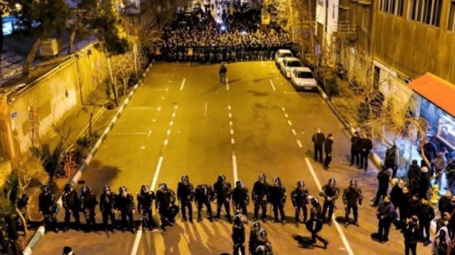 آرایش گارد ویژه در مقابل معترضان 