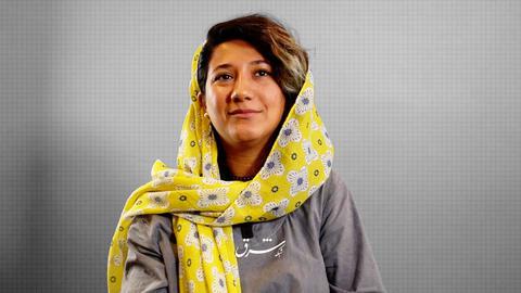 نیلوفر حامدی امروز با مادر و همسرش تماس کوتاه تلفنی داشته و گفته است که در سلول انفرادی است و همچنان از تشکیل پرونده خود بیاطلاع است.