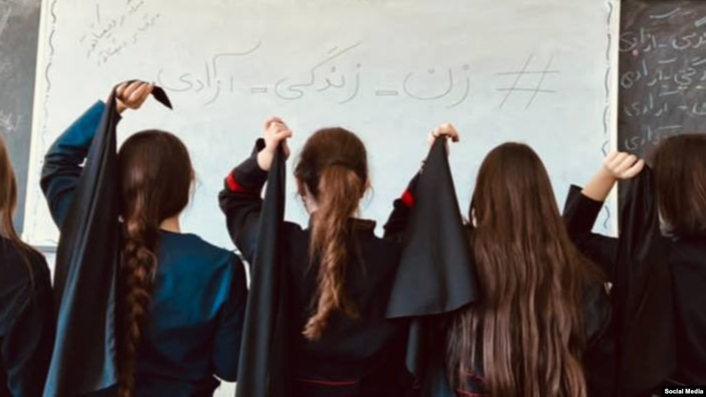 در روزهای اخیر عکس‌های بسیاری از دختران دانش‌آموز در حالی که مقنعه‌های خود را برداشته‌اند در شبکه‌های اجتماعی منتشر شده است