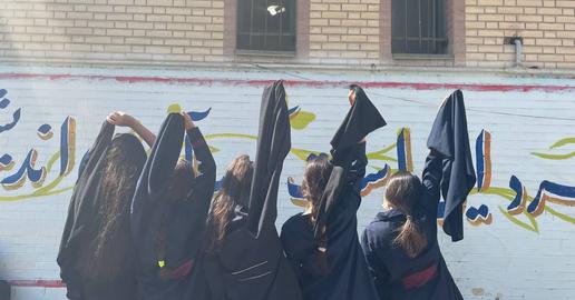 بازداشت دانشآموزان دختر توسط نیروهای اطلاعات در کرج