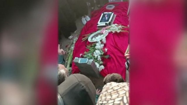 خانواده مهسا به مناسبت تولد ۲۳ سالگی او در قبرستان جمع شدهاند؛ کیکی با تصویر چهرهاش روی آن با احتیاط روی قبرش گذاشته شده است