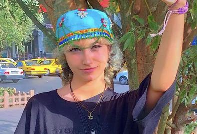 آرمیتا عباسی متولد ۱۳۸۰ در روزهای اول مهر در جریان اعتراضات شهروندان کرج به دست نیروهای امنیتی بازداشت شد.