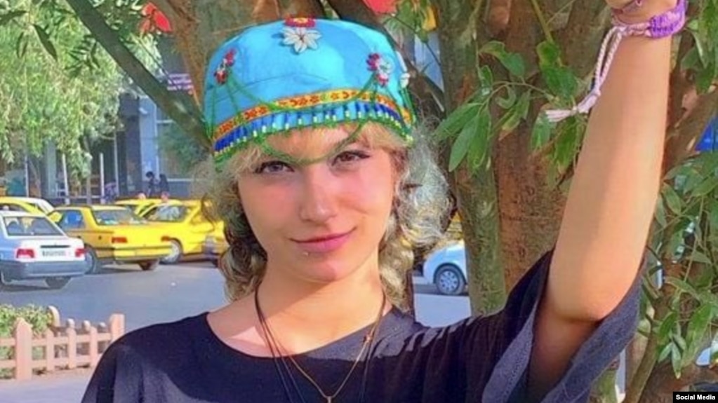 آرمیتا عباسی، معترض بازداشتشده که در زندان اعتصاب غذای خشک کرده است.