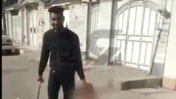 عکسی از سجاد، مرد جوان اهوازی، با سر بریده کودکهمسرش در دست