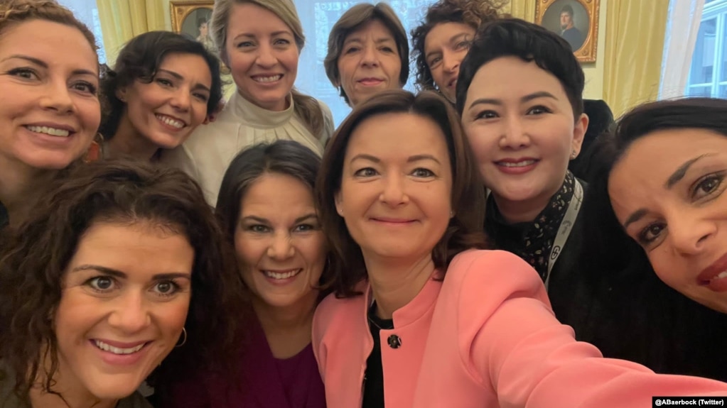 سلفی دسته‌جمعی وزیران خارجه زن حاضر در نشست امنیتی مونیخ (از توییتر وزیر خارجه آلمان).