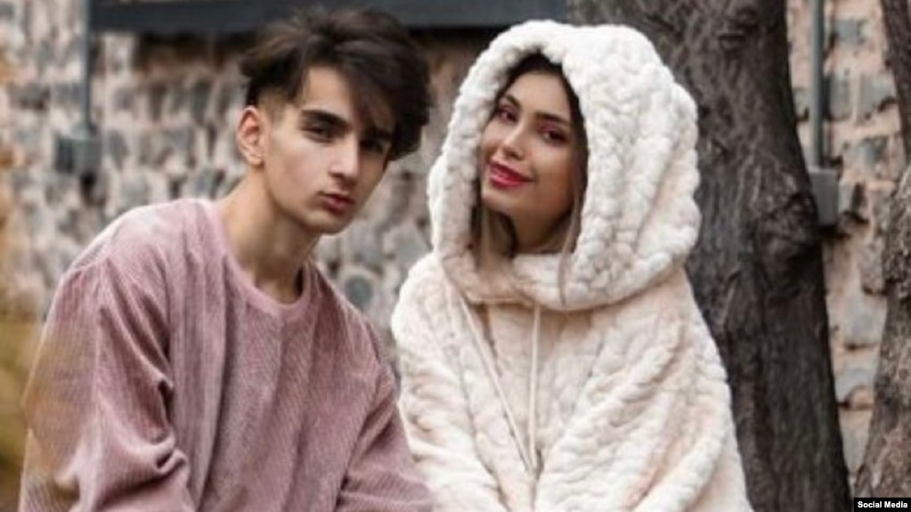 آستیاژ حقیقی ۲۲ ساله و امیرمحمد احمدی ۲۱ ساله قبل از بازداشت.