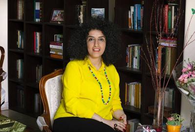 نرگس محمدی، فعال حقوق بشر زندانی در واکنش به ادعاهای وزیر امور خارجه جمهوری اسلامی در خصوص اینکه روایتهای تعرض و تجاوز به زنان زندانی در بازداشتگاههای تحت نظارت سپاه پاسداران با انتشار یادداشتی از داخل زندان به «شکنجه و تعرض زندانیان» شهادت داد.