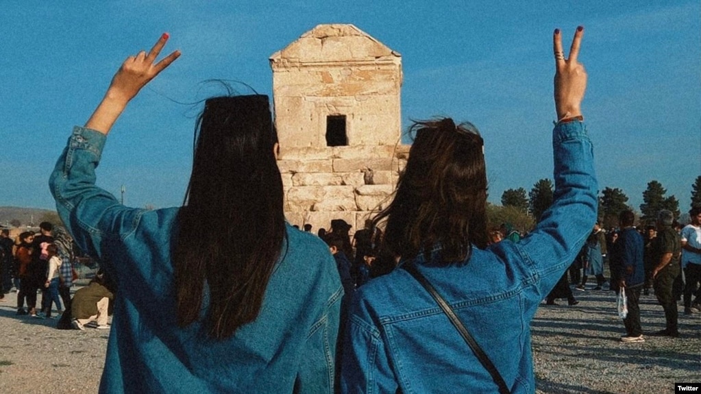 زنان بیحجاب مقابل آرامگاه کوروش بزرگ