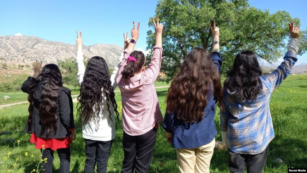 اعتراض‌ها به حجاب اجباری در ایران، شش ماه پس از مرگ مهسا امینی در بازداشت گشت ارشاد و به‌رغم سرکوب سنگین حکومت همچنان ادامه دارد