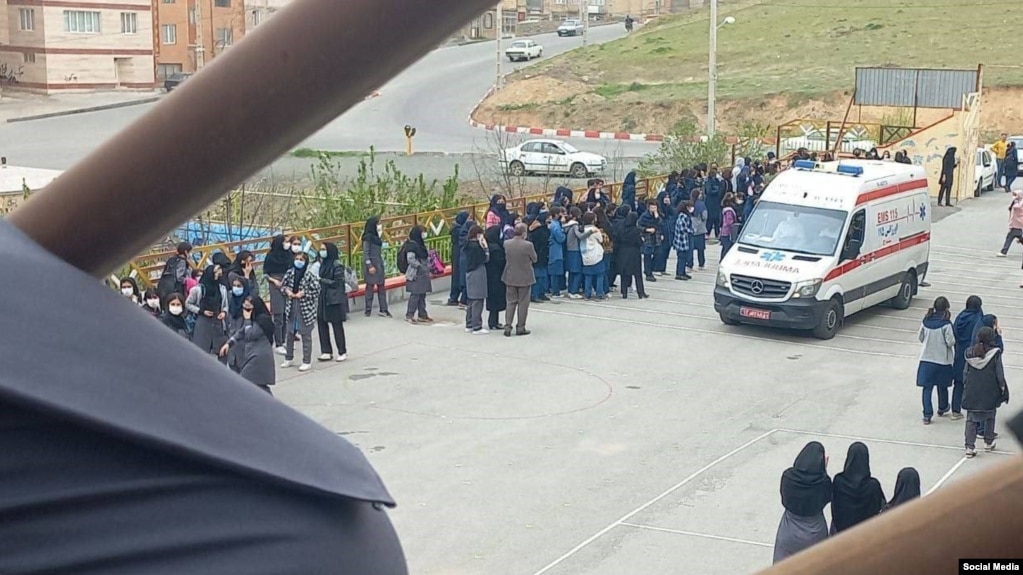 حضور نیروهای اورژانس در مدرسه دخترانه فرزانگان در شهرک پردیس سنندج در پی بروز مسمومیت‌های مشکوک