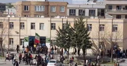 تعدادی از دانشآموزان دبیرستان دخترانه «حضرت مهدی» شهرستان پیرانشهر در استان آذربایجان غربی نیز به بیمارستان منتقل شدند.