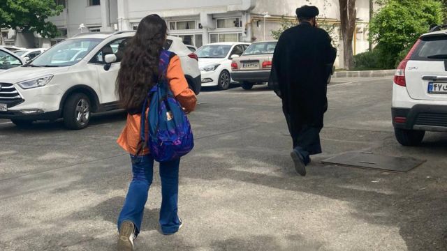 زن بی حجاب پشت سر روحانی شیعه