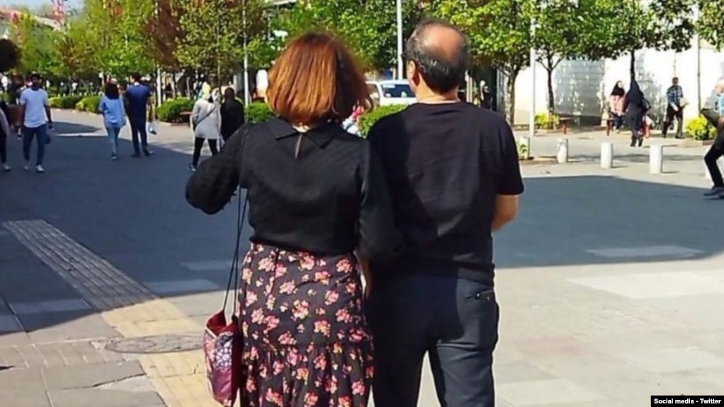 تصویری از یک زوج ایرانی مخالف حجاب اجباری