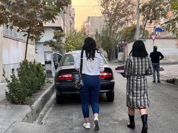 اینجا مردها خیلی بهتر برخورد میکنند و بعضی حتی تشویقم هم میکنند و شعار "زن، زندگی، آزادی" سر میدهند، ولی زنها چپچپ نگاهم میکنند. جامعه پذیرای ما نیست. این رنج و فشاری که ما تحمل میکنیم غیرقابل تحمل است