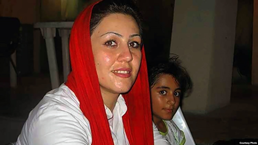 مریم اکبری منفرد، از قدیمی‌ترین زندانیان سیاسی ایران، به همراه دخترش