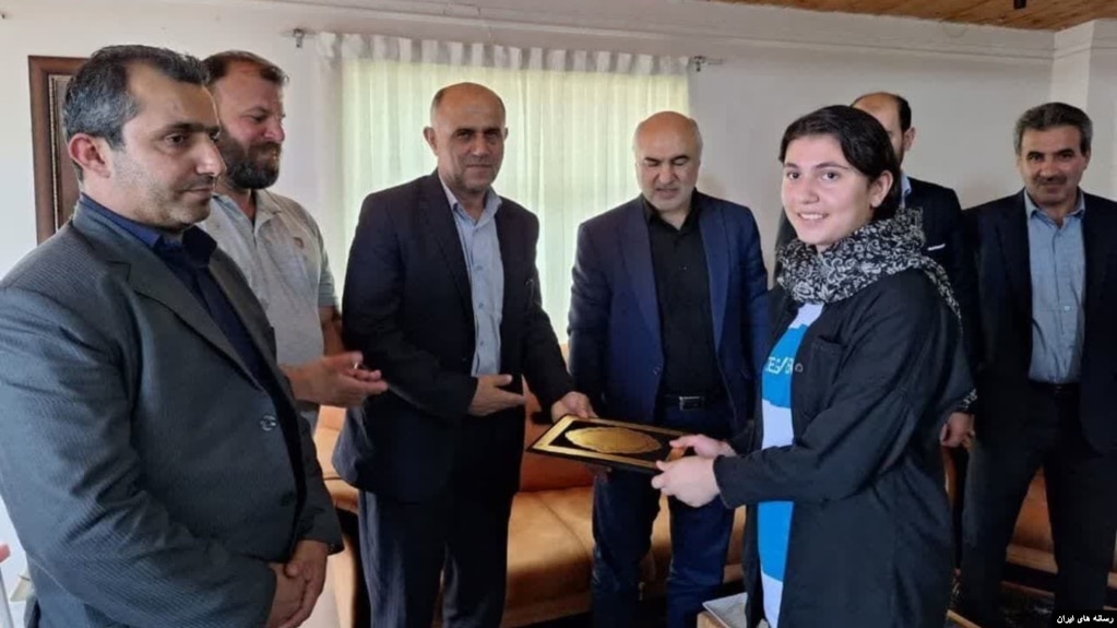 تصاویر منتشر شده از یک ورزشکار زن در مراسم تقدیر از او در کلاردشت