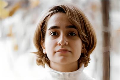 «سروناز احمدی»، مترجم و فعال حقوق کارگران و کودکان بر اساس حکمی که توسط شعبه ۱۵ دادگاه انقلاب تهران به ریاست قاضی صلواتی صادر شده به ۶ سال حبس تعزیری محکوم است.