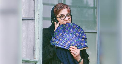 لیلا نقدیپری، سینماگر و عضو هیئت مدیره انجمن طراحان فیلم سینمای ایران، سال گذشته هم به دلیل انتشار ویدئویی در حمایت از اعتراضات سراسری، چند بار احضار شده بود. او ظهر روز ۲۵ شهریور از خانه خارج شد و بعد از حدود ۳۰ ساعت بیخبری از زندان قرچک تماس گرفت و گفت که پس از بازداشت، به آنجا منتقل شده است.