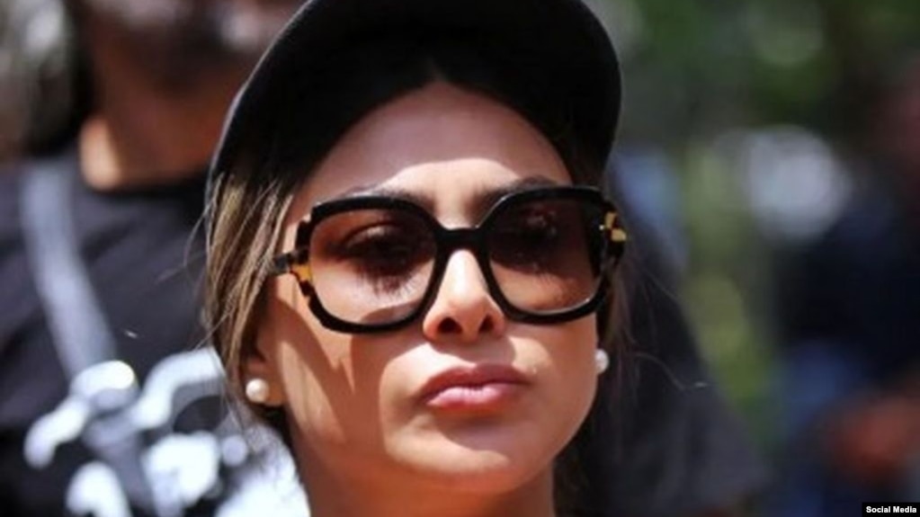 آزاده صمدی به اتهام حضور با کلاه در یک مراسم عمومی در دادگاه محکوم شده بود